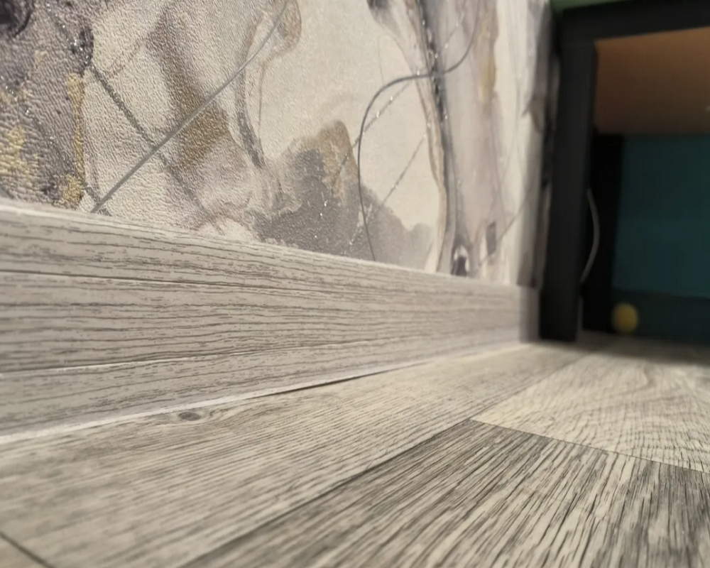 Плинтус ПВХ   MAGIC STIСK 77мм 2,2 м MS101 Граб