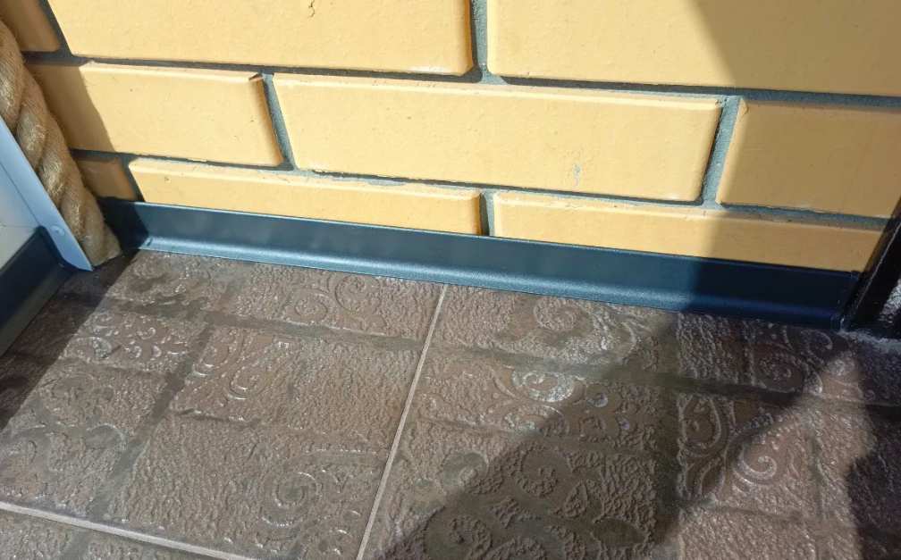 Алюминиевый плинтус AKBD80-SBL 2,5м Муар черный