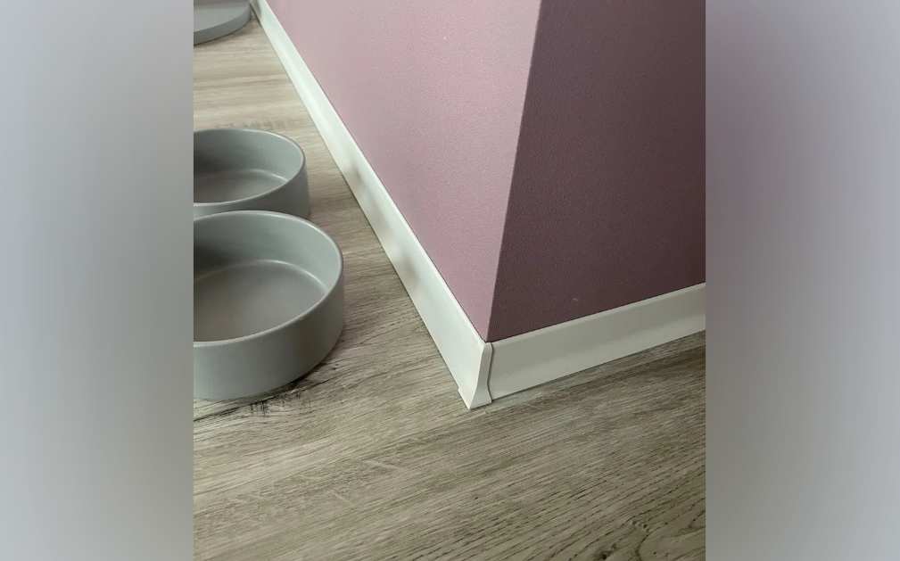 Алюминиевый плинтус AKBD40-SW 2,5м Муар белый