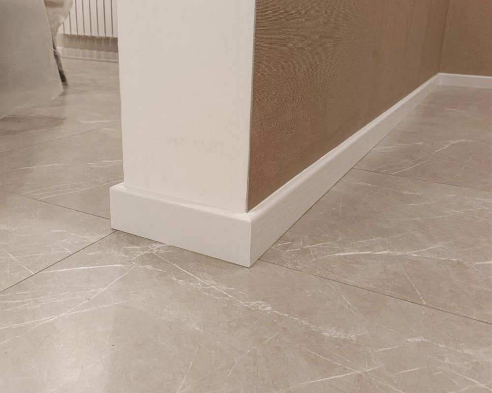 Плинтус кедр Стоунвуд. 60 60мм 2,35м Белый