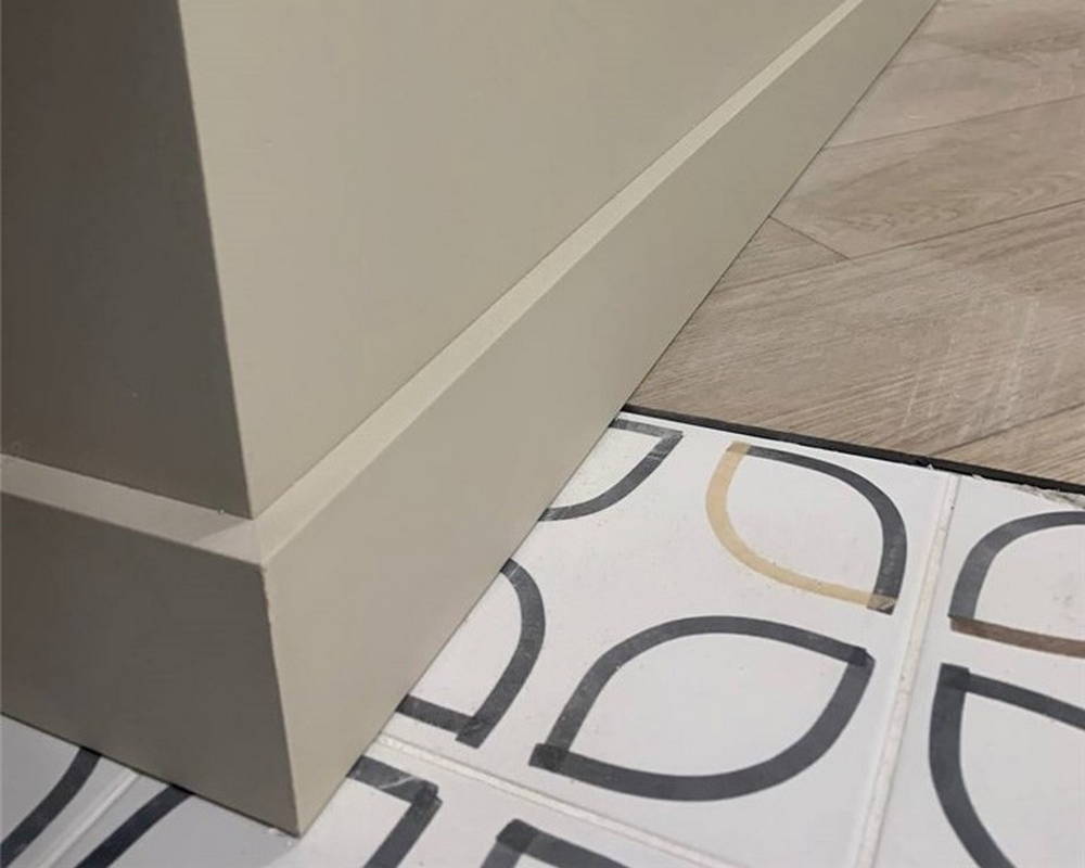 Плинтус из полистирола высокой плотности Волшебная Палочка. Окрашенная. 80мм 2м. NCS 2500-N