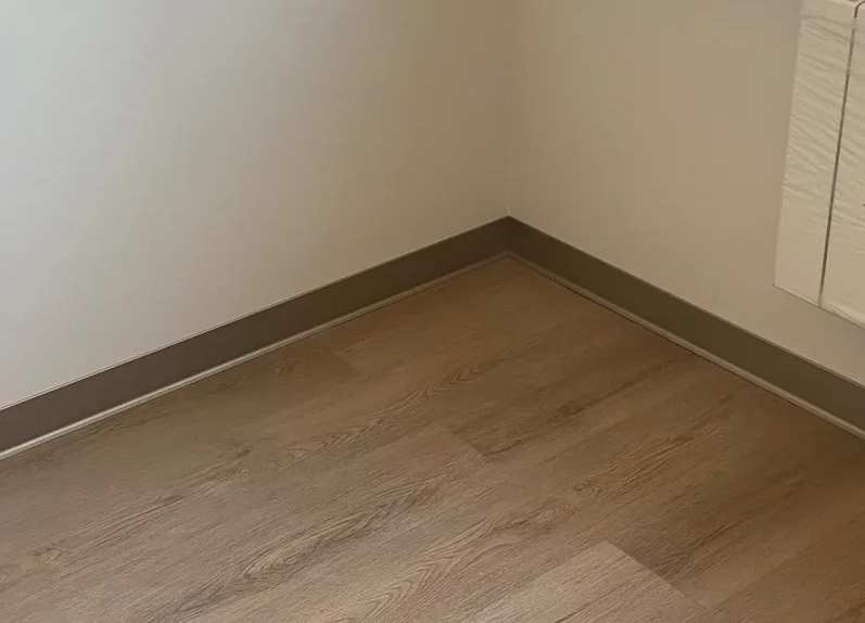 Плинтус алюминиевый. Крац титан 80 мм BTTS 80A