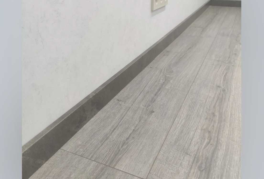 Плинтус МДФ Лука Пл 100-1МДФ.2700.Point line 24012 Дуб светло-серый