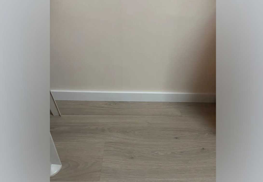 Плинтус МДФ Лука Пл 80МДФ.2700.Point line 24040 Дуб кантри белый