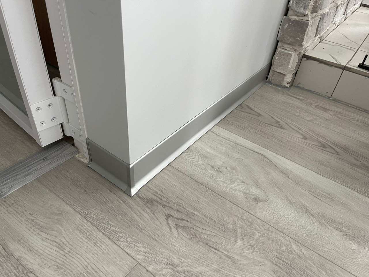 Алюминиевый плинтус AKBD60-MS 2,5м Серебро матовое