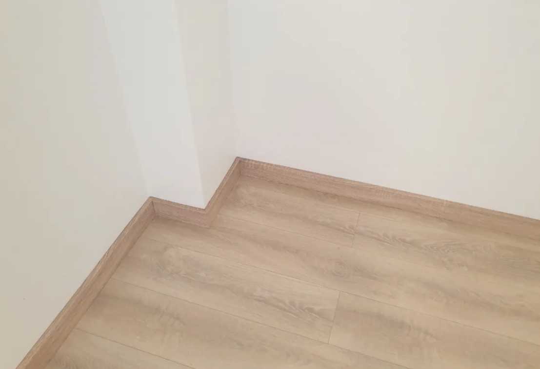 Плинтус МДФ Волшебная палочка. Гарден .204 Ясень серый