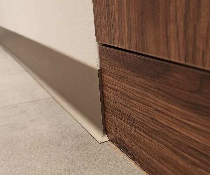 Плинтус алюминиевый Пл 60.2500.042лк Шампань