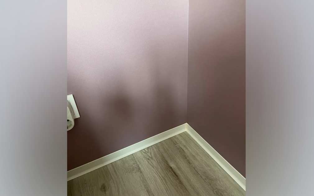 Алюминиевый плинтус AKBD60-SW 2,5м Муар белый