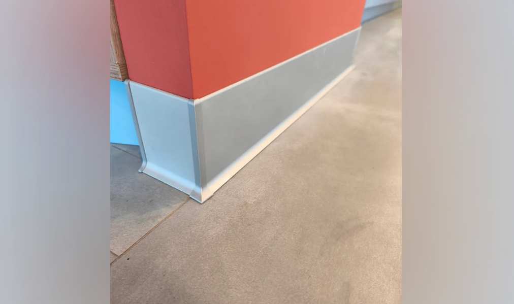 Алюминиевый плинтус AKBD80-MS 2,5м Серебро матовое