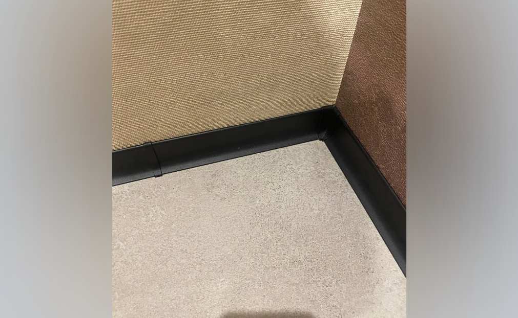 Плинтус алюминиевый Волшебная палочка 60 мм 3,0 м Чёрный матовый